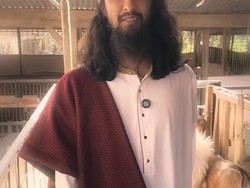 Penampilan Pedagang Kambing Kota Batu Mirip Yesus Ini Bikin Salfok