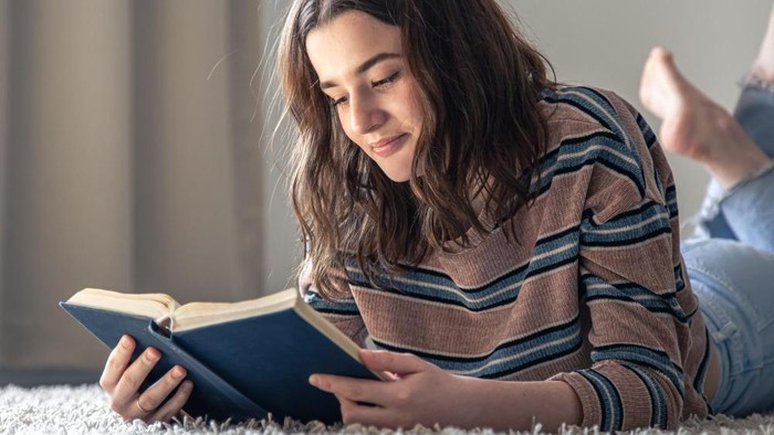 4 Buku yang Cocok Dibaca Perempuan Usia 20-an, 'Teman' Hadapi Quarter Life Crisis