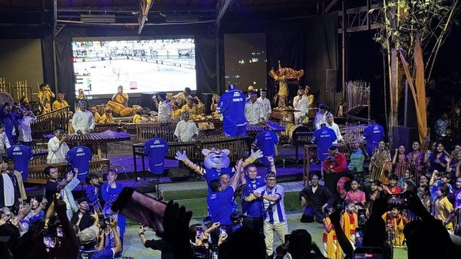 Jajaran komisaris Persib Bandung saat memperkenalkan Mariano Peralta sebagai pemain baru di Saung Angklung Udjo, Kota Bandung, Jawa Barat, Minggu (19/7/2026).
