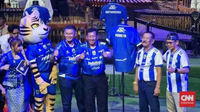 Jajaran petinggi Persib memastikan perekrutan Mariano Peralta untuk musim 2026/2027 di Saung Angklung Mang Udjo, Minggu (19/7) malam.