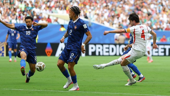 Soccer Football - FIFA World Cup 2026 - Bronze Final - France v England - Miami Stadium, Miami Gardens, Florida, U.S. - July 18, 2026  England's Declan Rice scores their first goal REUTERS/Carlos Barria