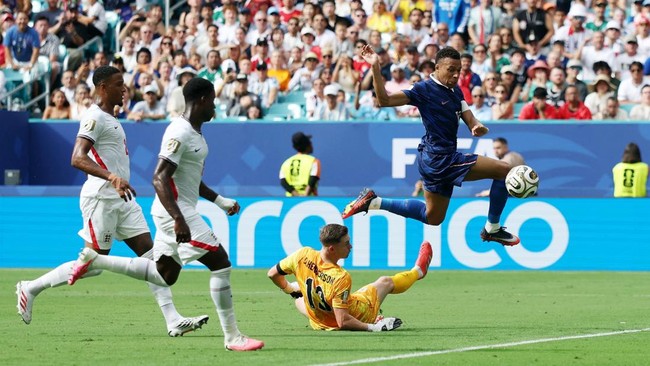 Soccer Football - FIFA World Cup 2026 - Bronze Final - France v England - Miami Stadium, Miami Gardens, Florida, U.S. - July 18, 2026  France's Kylian Mbappe in action with England's Dean Henderson REUTERS/Paul Childs