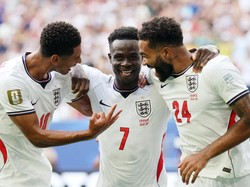 Soccer Football - FIFA World Cup 2026 - Bronze Final - France v England - Miami Stadium, Miami Gardens, Florida, U.S. - July 18, 2026  England's Bukayo Saka celebrates scoring their fifth goal to complete a hat-trick with Jude Bellingham and Reece Ja