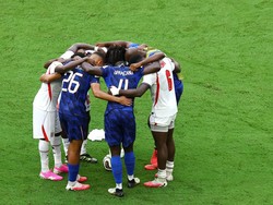 Soccer Football - FIFA World Cup 2026 - Bronze Final - France v England - Miami Stadium, Miami Gardens, Florida, U.S. - July 18, 2026 France's Maxence Lacroix, Jean Philippe Mateta and Dayot Upamecano in a huddle with England's Marc Guehi, Trevoh Cha