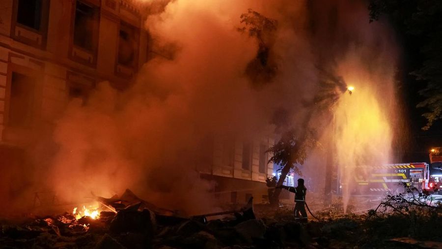Rusia melancarkan rentetan serangan rudal balistik ke Ibu kota Kyiv di Ukraina pada Minggu (19/7). (REUTERS/Stringer)