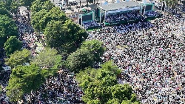 Kerumunan jamaah selawat nariyah berdoa bersama dalam acara Haul Masyayikh di Alun-Alun Kabupaten Situbondo, Jawa Timur. Minggu (19/7/2026) ANTARA/HO-Dinas Kominfo Situbondo