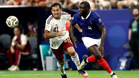 Soccer Football - FIFA World Cup 2026 - Semi Final - France v Spain - Dallas Stadium, Arlington, Texas, U.S. - July 14, 2026 France's Dayot Upamecano in action with Spain's Mikel Oyarzabal REUTERS/Lee Smith