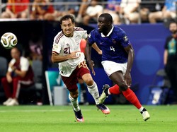 Soccer Football - FIFA World Cup 2026 - Semi Final - France v Spain - Dallas Stadium, Arlington, Texas, U.S. - July 14, 2026 France's Dayot Upamecano in action with Spain's Mikel Oyarzabal REUTERS/Lee Smith