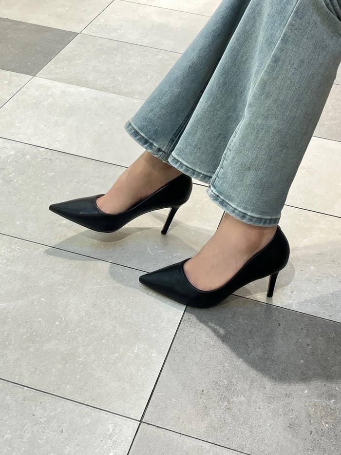 Stiletto menjadi salah satu jenis heels paling ikonis yang identik dengan tampilan elegan dan glamor. Meski terlihat anggun, jenis heels ini membutuhkan keseimbangan yang baik saat digunakan./ Foto: pinterest.com