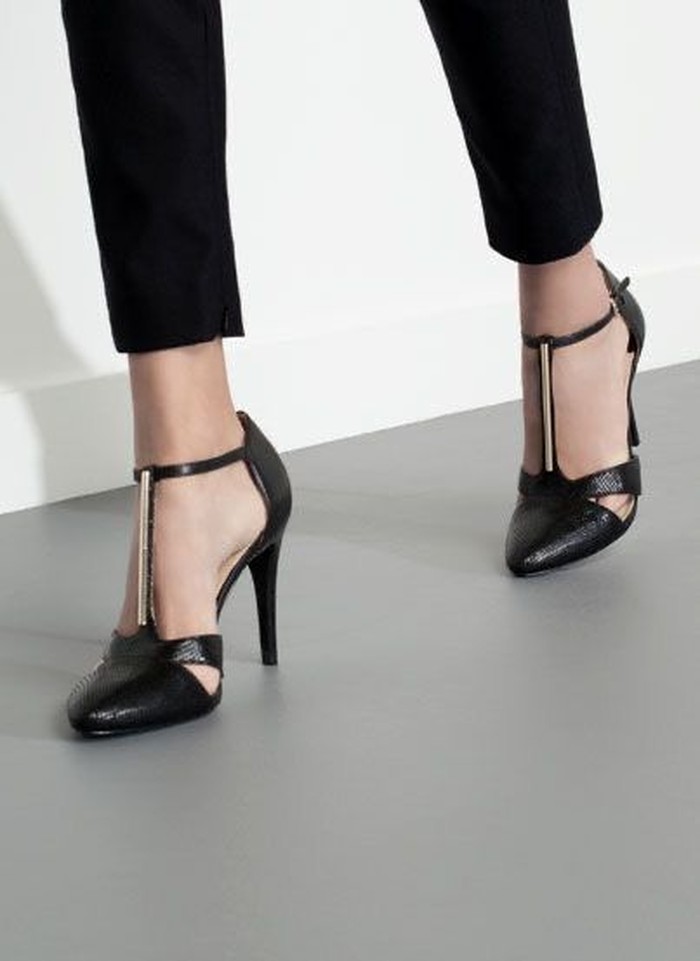 T-strap heels menghadirkan nuansa vintage yang elegan dengan tali berbentuk huruf 