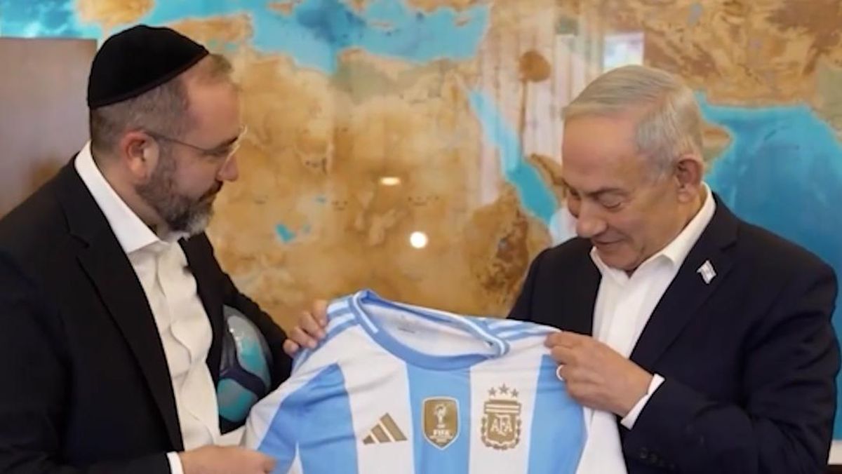 Momen Netanyahu Dihadiahi Jersey Argentina Jelang Final Piala Dunia