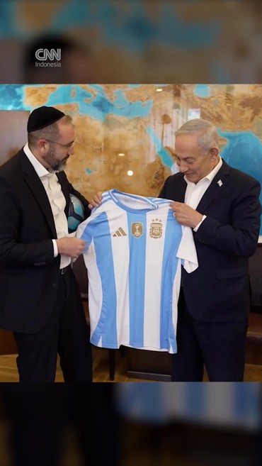 Momen Netanyahu Dihadiahi Jersey Argentina Jelang Final Piala Dunia