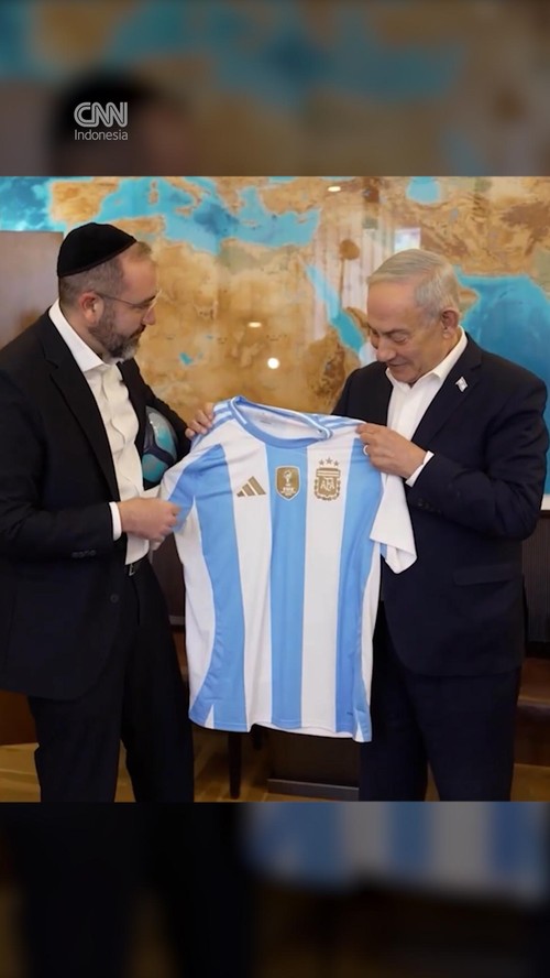 Momen Netanyahu Dihadiahi Jersey Argentina Jelang Final Piala Dunia