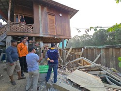 Rumah Lansia di Muba Roboh, Diduga Dinding Sungai Bataleke Bergeser