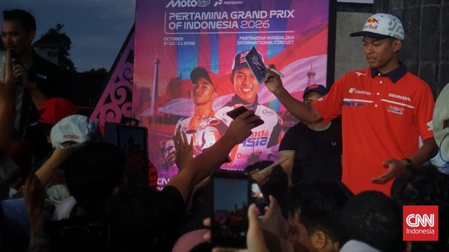 Veda Ega Pratama menyapa fans saat tiba di Yogyakarta, DIY, Minggu (19/7). (CNNIndonesia/Tunggul)
