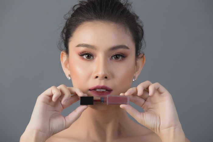 Warna lipstik untuk ungkap kepribadian. Pengguna lipstik berwarna mauve, berry, dan plum yang gelap adalah sosok yang suka menampilkan kepercayaan diri tanpa terlalu mencolok. Warna lipstik untuk ungkap kepribadian. Pengguna lipstik berwarna mauve, berry, dan plum yang gelap adalah sosok yang suka menampilkan kepercayaan diri tanpa terlalu mencolok.