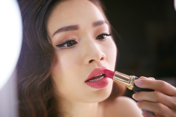 Warna lipstik untuk ungkap kepribadian. orang yang memilih warna lipstik merah muda atau pink, artinya mereka sosok yang hangat, romantis, dan bersemangat. Warna lipstik untuk ungkap kepribadian. orang yang memilih warna lipstik merah muda atau pink, artinya mereka sosok yang hangat, romantis, dan bersemangat.