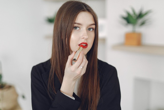 Warna lipstik untuk ungkap kepribadian. Warna merah menjadi simbol utama kepercayaan diri, kekuatan, dan pesona abadi. Warna lipstik untuk ungkap kepribadian. Warna merah menjadi simbol utama kepercayaan diri, kekuatan, dan pesona abadi.