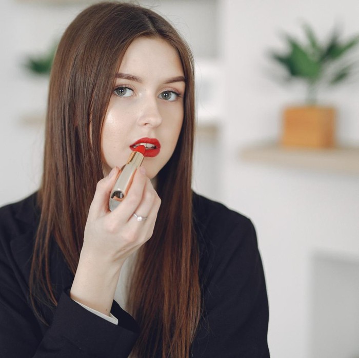 Warna lipstik untuk ungkap kepribadian. Warna merah menjadi simbol utama kepercayaan diri, kekuatan, dan pesona abadi.