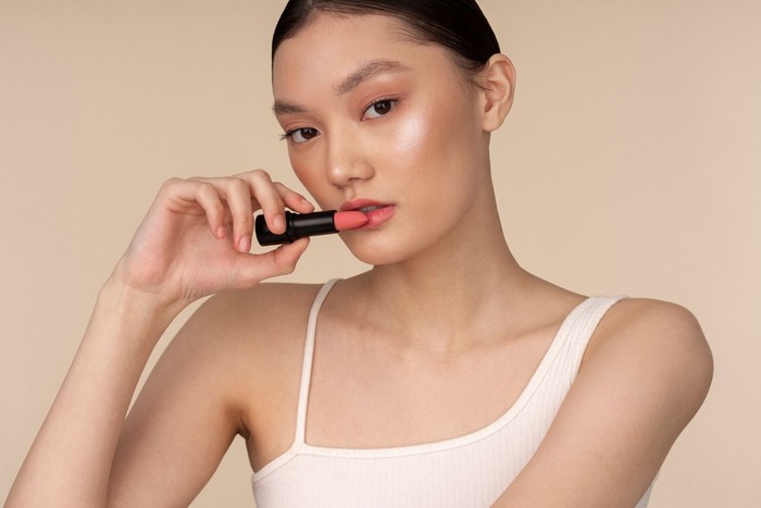 Warna lipstik untuk ungkap kepribadian. Orang yang memilih lipstik warna nude dikaitkan dengan sosoknya yang cantik dan anggun. Warna lipstik untuk ungkap kepribadian. Orang yang memilih lipstik warna nude dikaitkan dengan sosoknya yang cantik dan anggun.