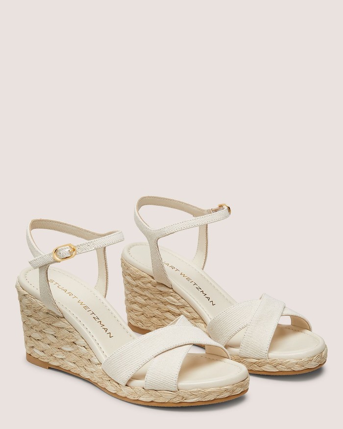 Wedge menjadi salah satu jenis heels yang paling stabil karena memiliki sol penuh hingga ke bagian tumit. Model ini cocok bagi pemula yang ingin tampil lebih tinggi tanpa mengorbankan kenyamanan./ Foto: pinterest.com