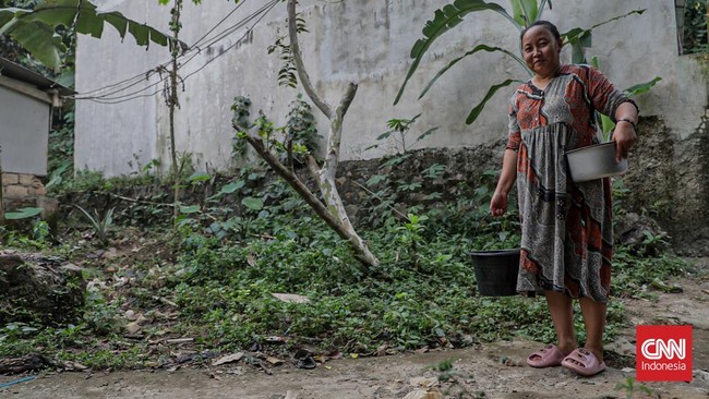 Sejumlah warga beraktivitas di kawasan Sungai Cisadane, Tangerang, Banten, Senin (21/7). (CNN Indonesia/Febria Adha L).