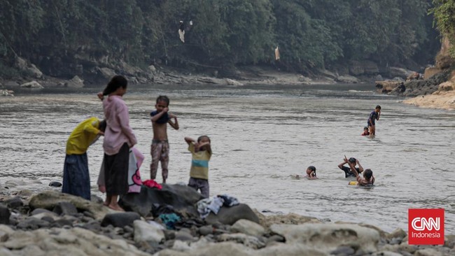 Sejumlah warga beraktivitas di kawasan Sungai Cisadane, Tangerang, Banten, Senin (21/7). (CNN Indonesia/Febria Adha L).
