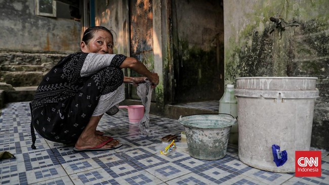 Sejumlah warga beraktivitas di kawasan Sungai Cisadane, Tangerang, Banten, Senin (21/7). (CNN Indonesia/Febria Adha L).