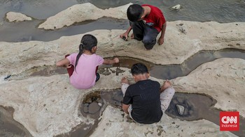 Sejumlah warga beraktivitas di kawasan Sungai Cisadane, Tangerang, Banten, Senin (21/7). (CNN Indonesia/Febria Adha L).