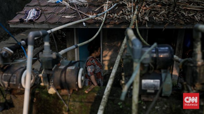 Sejumlah warga beraktivitas di kawasan Sungai Cisadane, Tangerang, Banten, Senin (21/7). (CNN Indonesia/Febria Adha L).