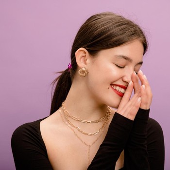7 Jenis Kalung yang Perlu Kamu Ketahui, dari Choker hingga Opera