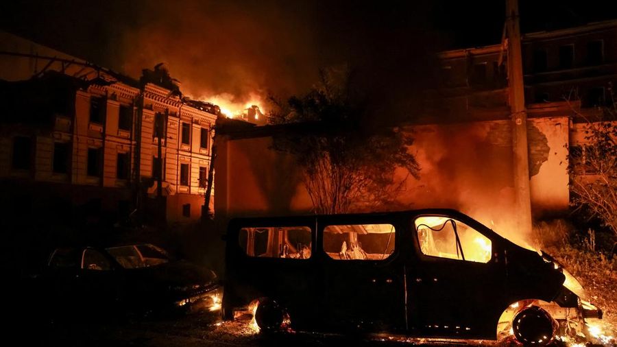 Asap dan api membubung di letak serangan rudal Rusia, di tengah serangan Rusia terhadap Ukraina, di Kyiv, Ukraina, 19 Juli 2026.