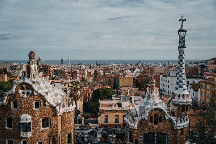 Barcelona menjadi destinasi wisata populer di Spanyol.  Di sana terkenal banyak bangunan dengan arsitektur megah.