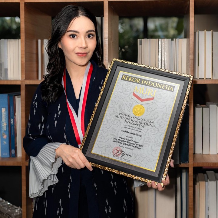 <p>Seorang perempuan asal Indonesia bernama Lala Nabila berhasil mencetak rekor MURI usai mengikuti Hyrox di Jepang belum lama ini. Lala mendapatkan penghargaan dari MURI lantaran ikut Hyrox saat hamil 24 minggu, Bunda. (Foto: Instagram @lalanabil.a)</p>