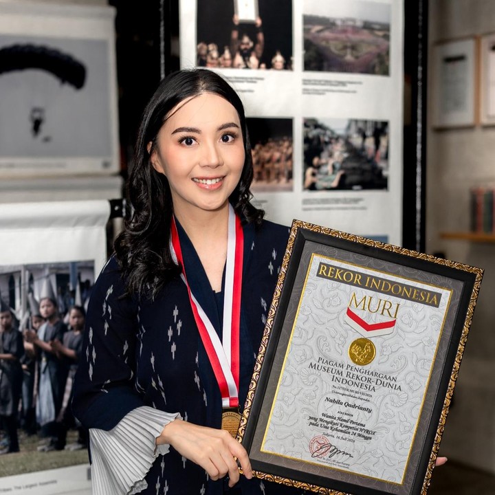 <p>Lala mengaku bangga dengan pencapaiannya sebagai pemegang rekor MURI. Ia menganggap bayi di dalam kandungannya sebagai pemicu semangat untuk mengikuti Hyrox. "Aku hanya mengikuti kata hatiku dan muncul di garis start HYROX saat hamil 24 minggu. Keputusan itu berubah menjadi sesuatu yang akan selalu kubanggakan: menjadi wanita Indonesia pertama yang menyelesaikan HYROX saat hamil 24 minggu. Lucunya, orang terkecil dalam hidupku justru membangkitkan keberanian terbesar dalam diriku," ungkapnya. (Foto: Instagram @lalanabil.a)</p>