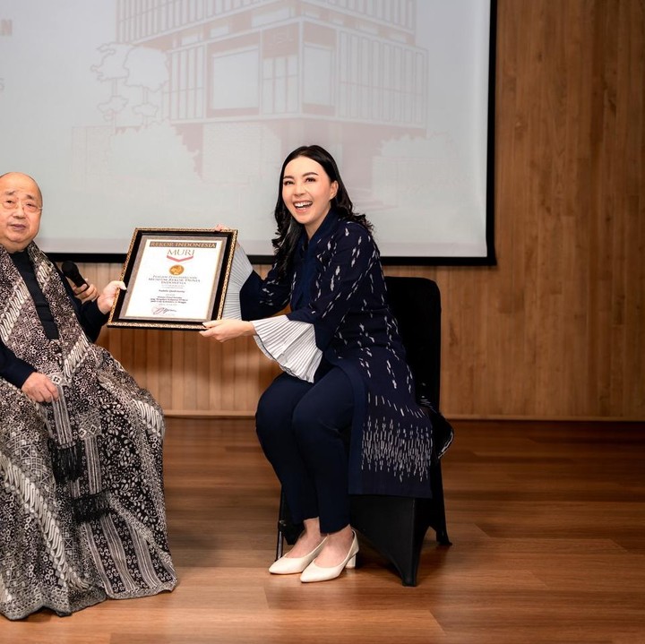 <p>Melalui unggahan di Instagram, Lala membagikan potretnya saat menerima penghargaan MURI. Perempuan bernama lengkap Nabila Qadrianty ini berhasil memecahkan rekor sebagai 'Wanita Hamil Pertama yang Mengikuti Kompetisi HYROX pada Usia Kehamilan 24 Minggu'. Penghargaan rekor nasional tersebut diberikan langsung oleh perwakilan MURI, pada 16 Juli 2026. (Foto: Instagram @lalanabil.a)</p>