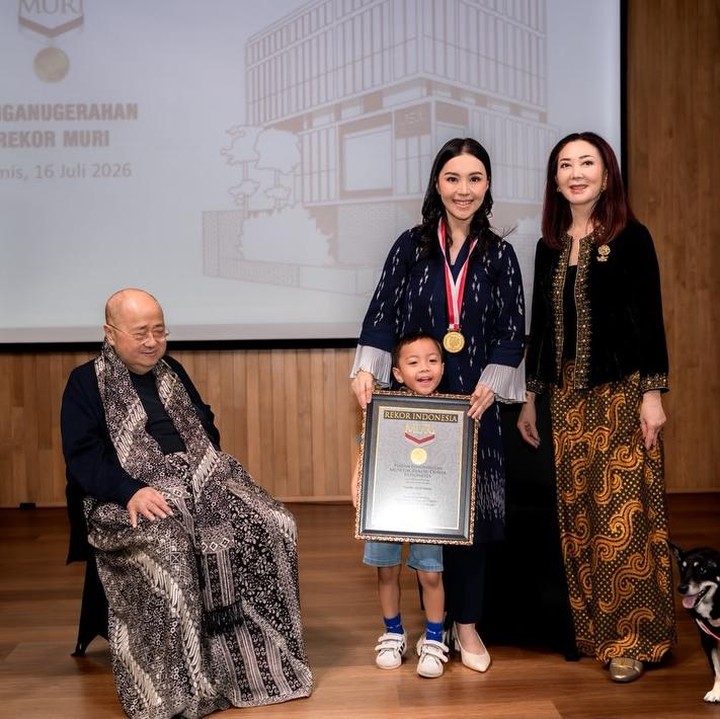 <p>Lala tak menyangka kalau dirinya bisa mencetak rekor nasional usai mengikuti Hyrox di Jepang. Padahal, ia mengikuti Hyrox bukan karena ingin memecahkan rekor apa pun, Bunda. "Aku tak pernah menyangka ini akan terjadi...Menjadi pemegang rekor nasional bukanlah bagian dari visi, daftar keinginan, atau bahkan mimpi terliarku," tulisnya. (Foto: Instagram @lalanabil.a)</p>
