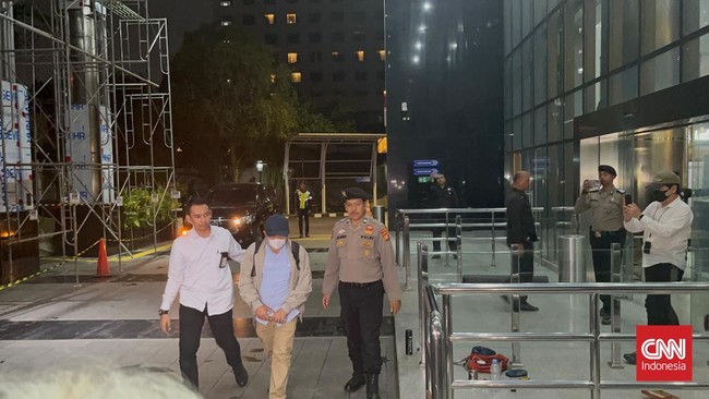 Bupati Lombok Barat Lalu Ahmad Zaini tiba di KPK, Jakarta, Senin (20/7) malam.