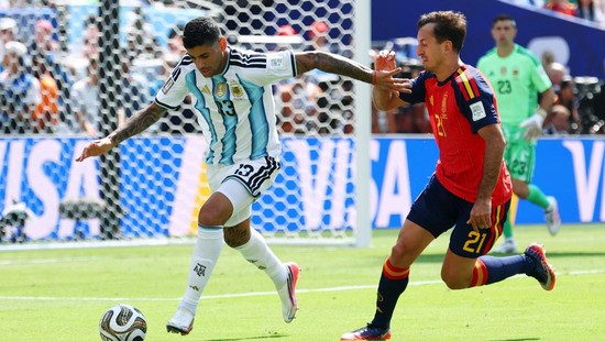 Soccer Football - FIFA World Cup 2026 - Final - Spain v Argentina - New York/New Jersey Stadium, East Rutherford, New Jersey, U.S. - July 19, 2026 Argentina's Cristian Romero in action with Spain's Mikel Oyarzabal IMAGN IMAGES via Reuters/Vincent Car