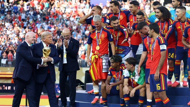 Soccer Football - FIFA World Cup 2026 - Final - Spain v Argentina - New York/New Jersey Stadium, East Rutherford, New Jersey, U.S. - July 19, 2026 U.S. President Donald Trump and FIFA president Gianni Infantino hand the World Cup trophy to Spain's Ro