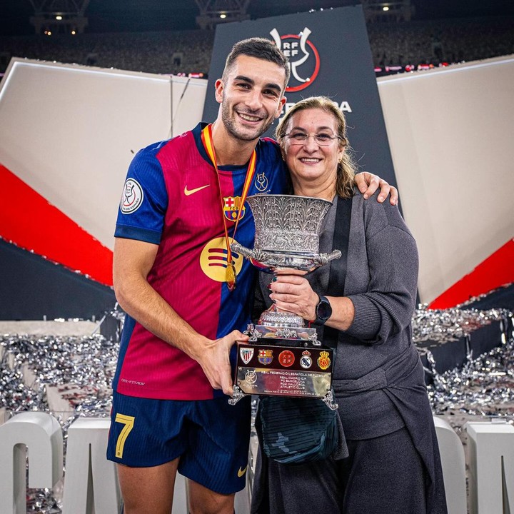<p>Salah satu bentuk dukungan Dolores untuk putranya Torres adalah saat ia menghadiri pertandingan final Spanish Super Cup 2025 di King Abdullah Sports City, Jeddah, Arab Saudi. Saat itu, Dolores mendukung putranya yang bertanding untuk membela Barcelona. Di akun Instagram miliknya, Torres juga pernah mengunggah potretnya bersama sang Bunda untuk merayakan Hari Ibu. "Selamat Hari Ibu!" tulisnya. (Foto: Instagram @ferrantorres)</p>
