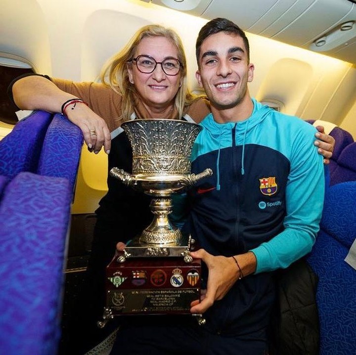 <p>Sosok Ferran Torres langsung menjadi sorotan publik. Pemain klub Barcelona ini ternyata dikenal sangat dekat dengan ibundanya M. Dolores Garcia Alcover atau dikenal sebagai Dolores. Dalam unggahan di Instagram, Torres sering membagikan momen spesial bersama sang Bunda. (Foto: Instagram @ferrantorres)</p>