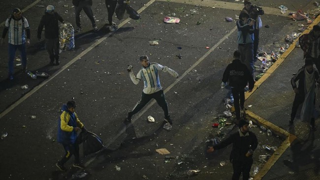 Argentina's fans clash with riot police at the Obelisk after Argentina lost the FIFA World Cup final football match against Spain in Buenos Aires on July 19, 2026. Spain won by 1-0. (Photo by Luis ROBAYO / AFP)
