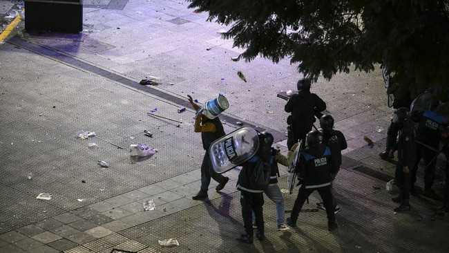 Argentina's fans clash with riot police at the Obelisk after Argentina lost the FIFA World Cup final football match against Spain in Buenos Aires on July 19, 2026. Spain won by 1-0. (Photo by Luis ROBAYO / AFP)
