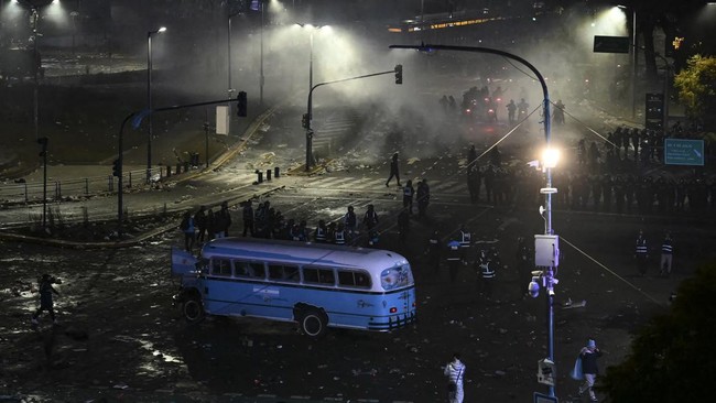Argentina's fans clash with riot police at the Obelisk after Argentina lost the FIFA World Cup final football match against Spain in Buenos Aires on July 19, 2026. Spain won by 1-0. (Photo by Luis ROBAYO / AFP)
