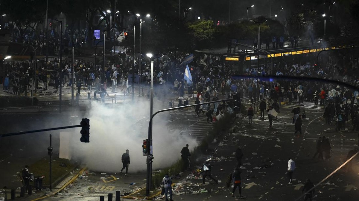 Argentina's fans clash with riot police at the Obelisk after Argentina lost the FIFA World Cup final football match against Spain in Buenos Aires on July 19, 2026. Spain won by 1-0. (Photo by Luis ROBAYO / AFP)