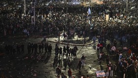 Argentina's fans clash with riot police at the Obelisk after Argentina lost the FIFA World Cup final football match against Spain in Buenos Aires on July 19, 2026. Spain won by 1-0. (Photo by Luis ROBAYO / AFP)