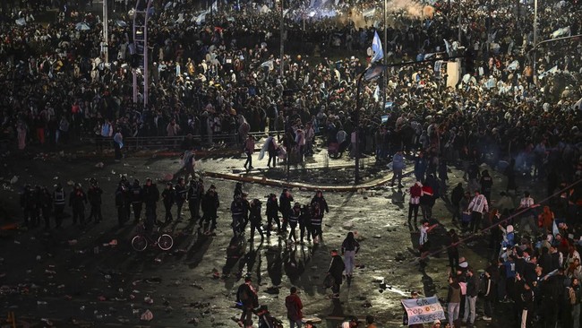 Argentina's fans clash with riot police at the Obelisk after Argentina lost the FIFA World Cup final football match against Spain in Buenos Aires on July 19, 2026. Spain won by 1-0. (Photo by Luis ROBAYO / AFP)