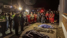 People pray next to the bodies of four victims of the earthquake of magnitude 5.6 that struck Central Peru on Saturday, in Chupuro, Peru, July 19, 2026. REUTERS/Yershon Vilca
