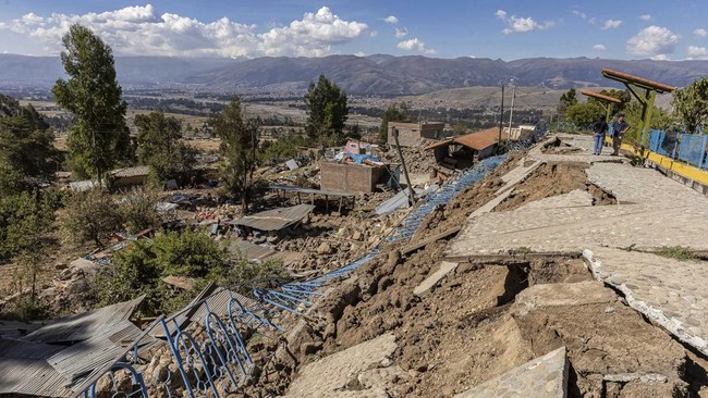 A view of the main square damaged following the earthquake of magnitude 5.6 that struck Central Peru on Saturday, in Pumpunya, Chupaca province, Junin region, Peru, July 19, 2026. REUTERS/Yershon Vilca